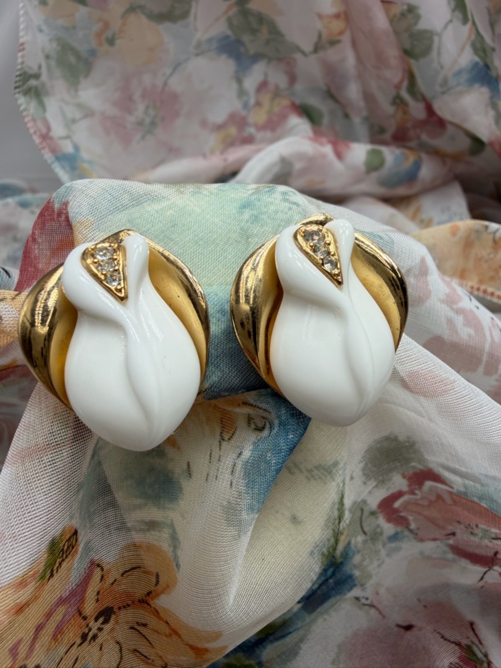 😎30%off Vintage Midnight Rose KJL for Avon Clip earrings #320